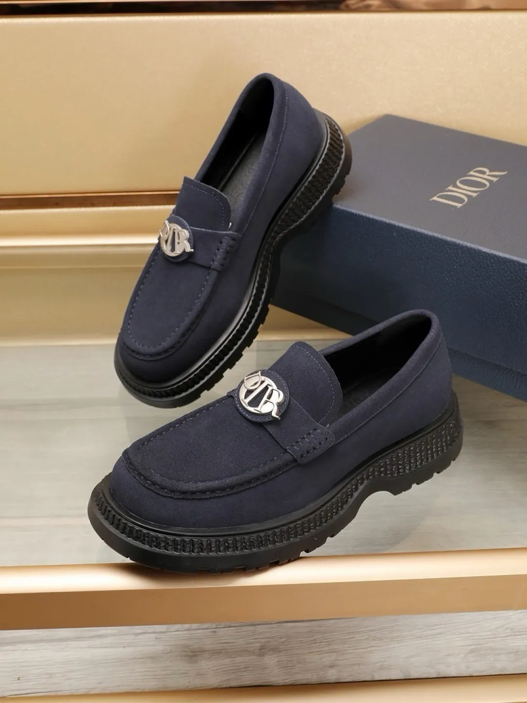 Factory P500💰dior 🆕Men's classic loafers, which combine classic shoe styles with retro California style. Slipper style design, easy to put on and take off. Crafted from top-grain cowhide leather, they feature a rubber lugged sole and the DIO* AND SHAWN signature in brass and enamel. Wear it with casual clothing or a suit. Size: 38-44 (45.46 customized